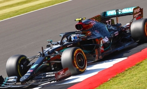 Bottas consigue una inusual pole con neumáticos medios sobre Hamilton