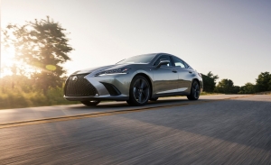 El Lexus ES estrena versión híbrida de tracción total en 2021