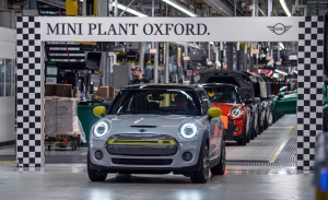 El MINI Cooper SE eléctrico alcanza su primer hito de producción tras su primer año
