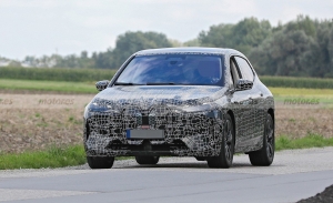 El BMW iX 2021, ataviado con el paquete M Performance, posa en fotos espía