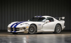 Uno de los raros y brutales Dodge Viper GTS-R aparece a la venta