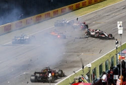 Hamilton gana en Mugello una carrera con tres salidas y el peor accidente en años