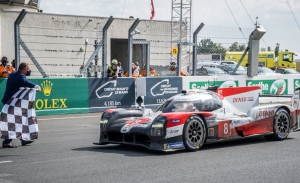 Los pilotos del Toyota #8 toman la punta del WEC tras ganar Le Mans