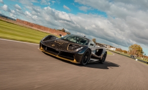 El Lotus Evija estrena los míticos colores de JPS para su primera vuelta en Goodwood