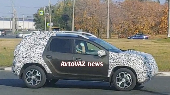 Renault Duster 2021 - foto espía lateral