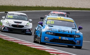 Yann Ehrlacher retiene el liderato del WTCR a su paso por Slovakia Ring