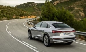 Los Audi e-tron, y e-tron Sportback, estrenan un cargador eléctrico el doble de rápido