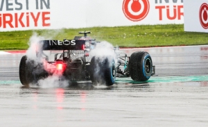 Bottas explica su infierno en Turquía: ¡6 trompos y doblado por Hamilton!