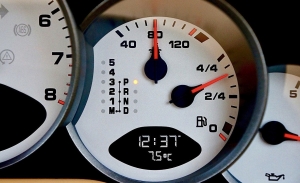 Mi coche pierde agua, pero no se calienta: ¿qué ocurre?