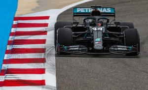 Hamilton obvia todos los condicionantes y domina los primeros libres en Sakhir