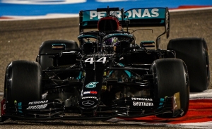 Hamilton se lleva los segundos libres en Sakhir, ya en la noche