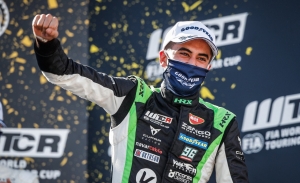 Azcona conquista MotorLand: «Es increíble ganar una carrera de casa»