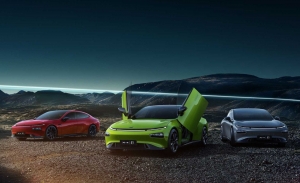 El Xpeng P7 estrena una espectacular variante con puertas tipo Lamborghini