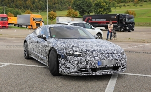 Un prototipo del Audi e-tron GT cazado cargando en la Autobahn