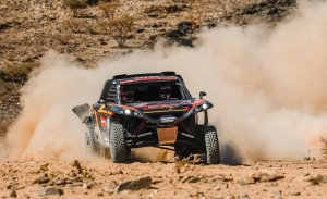 Kris Meeke deja destellos de su velocidad en su debut en el Dakar