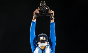 Manuel Andujar lleva el escudo del Club Boca Juniors a lo más alto del Dakar