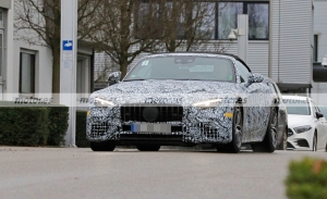 El Mercedes SL 2022 posa en nuevas fotos espía a las puertas de la sede de AMG