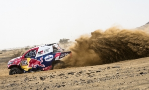 Nasser Al-Attiyah se impone en el prólogo tras el pinchazo de Carlos Sainz