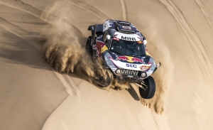 Peterhansel logra su decimocuarto Dakar, Sainz gana la última etapa