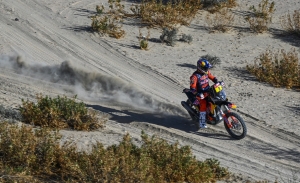 El vaivén de los puestos de salida entrega a Toby Price la tercera etapa