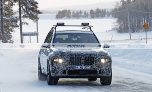 La mula del BMW X8 2022, un X7 modificado, cazado en las fotos espía de invierno