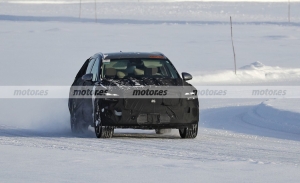Cazan al Genesis eGV70 2022 en las pruebas de invierno, el rival coreano del BMW iX3