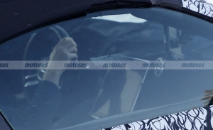 El interior del nuevo Mercedes SL 2022 queda parcialmente al descubierto