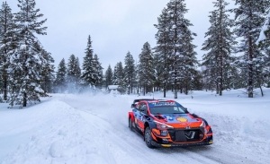 Ott Tänak mantiene bajo control a Kalle Rovanperä en el Arctic Rally