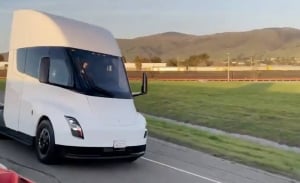 El Tesla Semi se vuelve a retrasar a 2022 por falta de baterías