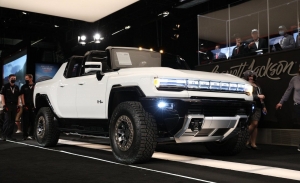 El primer GMC Hummer eléctrico fabricado subastado por 2.5 millones