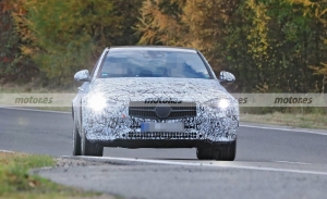 ¿Primeras fotos espía del futuro Mercedes EQC? Cazada una mula con tintes de SUV