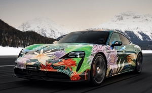 Sale a subasta el Porsche Taycan Artcar, el eléctrico más colorido
