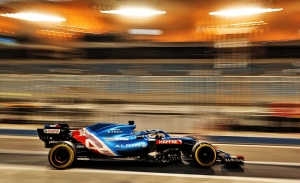Fernando Alonso roza las 130 vueltas en su debut y Mercedes da una de cal y una de arena
