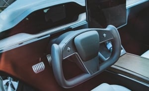 Primer ejemplar avistado del Tesla Model S con el polémico volante rectangular