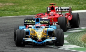 Alonso recuerda su mítico duelo con Schumacher en Imola 2005 en un vídeo que no te puedes perder