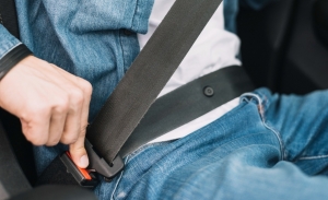 Cómo cambiar el cinturón de seguridad del coche