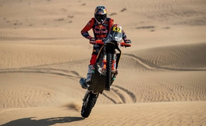 Kevin Benavides suma en Dubái sus primeros kilómetros como piloto KTM