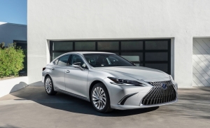 El Lexus ES 2022 llega con ligeros retoques estéticos y una gran pantalla táctil