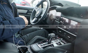 Primeras imágenes del interior del Porsche Cayenne facelift que está en desarrollo