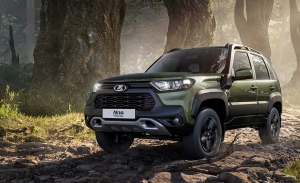 Rusia - Marzo 2021: El Lada Niva se acerca al podio