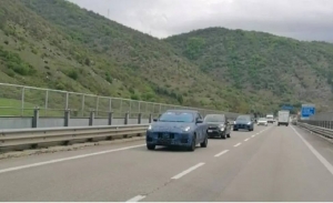 Cazados dos prototipos del nuevo Maserati Grecale en una autopista en Italia