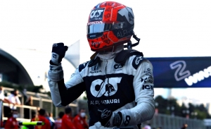 Gasly se la jugó a todo o nada con problemas en el motor… y cazó el podio