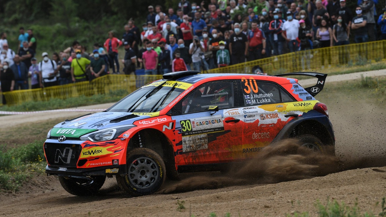 https://static.motor.es/fotos-noticias/2021/06/ogier-camina-hacia-triunfo-cerdena-abandono-sordo-202178629-1622933066_3.jpg
