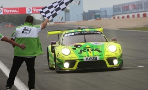 El Porsche #911 de Manthey Racing gana las 24 Horas de Nürburgring más cortas
