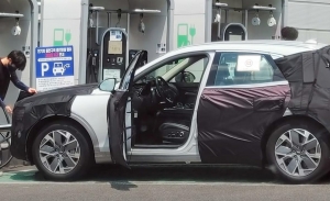 El Genesis Electrified GV70, un nuevo SUV eléctrico de lujo, cazado cargando su batería
