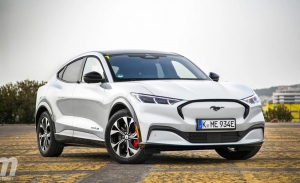 Holanda - Junio 2021: El Ford Mustang Mach-E acelera y escala posiciones
