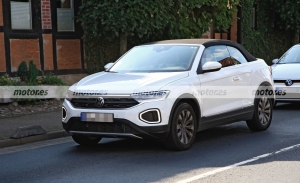 El Volkswagen T-Roc Cabrio Facelift 2022, al descubierto en estas fotos espía