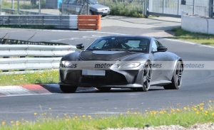 El Aston Martin Vantage RS V12 2023 se estrena en fotos espía en Nürburgring