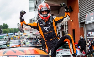 Mikel Azcona sigue amasando grandes éxitos, dentro y fuera del WTCR