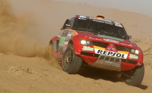 Mitsubishi mira con buenos ojos la nueva reglamentación del Dakar